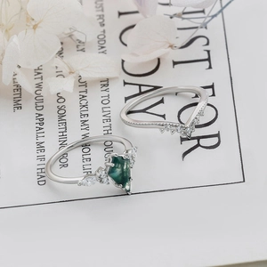Detail eines Ring-Sets mit grünem Moosachat in Drachenform und funkelnden Zirkonia