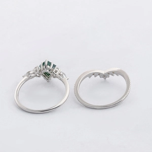Details von S925 Silberring-Set mit grünem Stein im Kite-Schliff und V-förmigem Band
