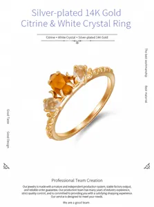 Detalle de anillo de plata bañado en oro 14K con granate naranja y cristales blancos