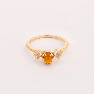 Anillo vintage de plata 925 bañada en oro con granate naranja y cristales blancos