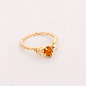Anillo vintage de plata 925 bañada en oro con granate naranja ovalado y cristales blancos
