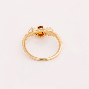 Anillo vintage de plata 925 bañada en oro con granate naranja y cristales blancos