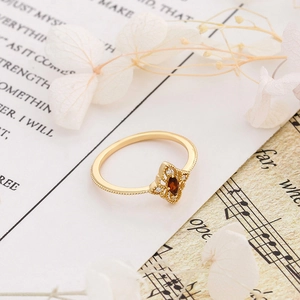 Nahaufnahme Granatring im Marquise-Schliff mit Vintage-Goldfiligran und Perlrand