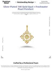 Detalle del colgante de plata bañada en oro de 14K con ópalo y perlas de agua dulce