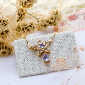 Dettaglio della collana in oro s925 con fiore in zircone e pendente a goccia