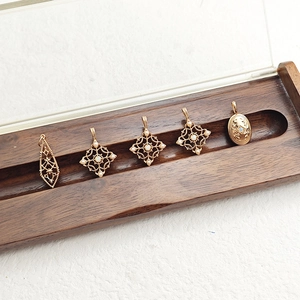 Colgantes retro japoneses de opalo y perla con diseños de flores de ventana doradas