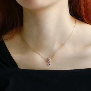 Primo piano della collana in argento S925 placcato oro con zircone tanzanite viola