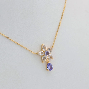 Elegante collana in argento S925 dorato con fiore di zircone viola e pendente