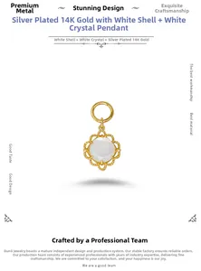 Détail d'un pendentif en argent plaqué or 14K avec nacre blanche et cristal
