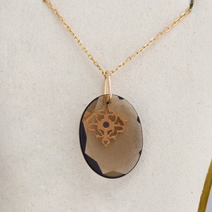 S925 zilveren ketting met ovale rookkwarts hanger en gouden kanten filigraan details