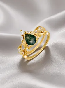 Macro-opname van 14k vergulde S925 zilveren ring met mosagaat en witte zirkonia
