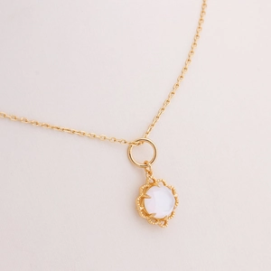 Élégant collier en or avec pendentif floral en nacre blanche et pierres de cristal