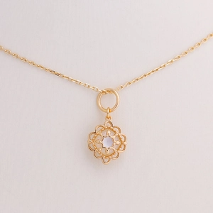 Collier en argent S925 doré avec pendentif fleur ajourée et nacre blanche naturelle