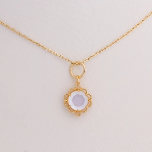 Collier élégant en or avec pendentif en nacre blanche et cristal au motif floral