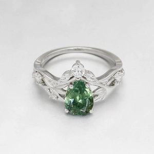 Macro-opname van de S925 zilveren ring met bladpatronen en het gegraveerde S925-keurmerk