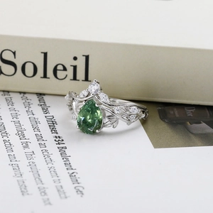 Elegante S925 zilveren kroonring met peervormige groene agaat en wijnstokblad details