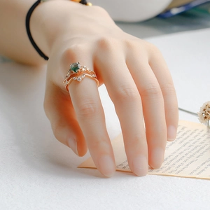 Detail van 14k vergulde stapelbare ringen met groene agaat op een roségouden band