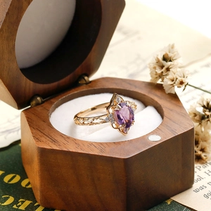 Dettaglio dell'anello vintage in argento s925 oro 14k con pietra viola e motivi