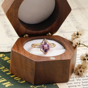 Dettaglio dell'anello in argento s925 placcato oro 14k con pietra preziosa viola ovale