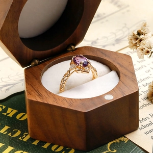 Vista macro di anello vintage in argento placcato oro 14k con granato ovale e zirconi