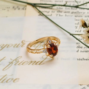 Anello vintage in argento s925 e oro 14k con granato e intaglio floreale cavo