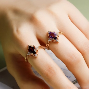 Dettaglio di anelli vintage in argento s925 placcato oro 14k con granato rosso e ametista viola