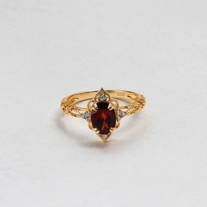 Anello vintage in argento s925 placcato oro 14k con granato rosso ovale e incisioni