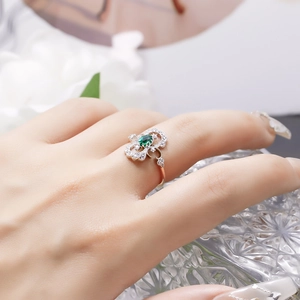 Détail d'une bague vintage en argent S925 avec émeraude ovale et accents de zircon blanc