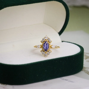 Detaillierte Nahaufnahme eines Vintage-Rings aus vergoldetem Silber mit lila Edelstein