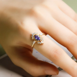 Makroaufnahme eines 14K vergoldeten Marquise-Ringes mit violettem Zirkon-Stein