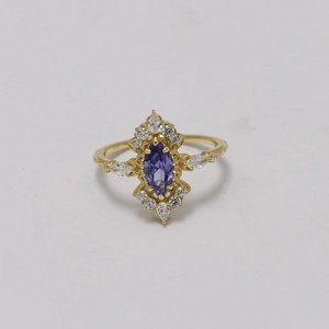 Eleganter 14K vergoldeter S925 Silberring mit marquise-lila Tansanit-Zirkonia Stein