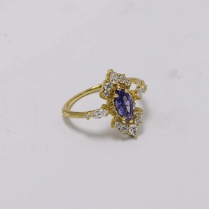 Vintage Ring aus 14K vergoldetem Silber mit lila Markise-Stein und Zirkonia-Blütenkranz