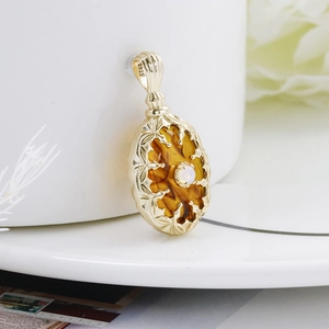 Détail du poinçon S925 sur le pendentif en argent doré avec ambre synthétique