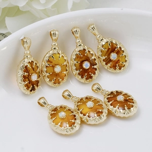 Pendentifs en ambre et argent doré S925 avec pierre opale dans un bol en céramique blanc