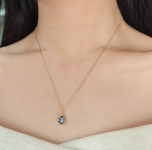 Dettaglio della collana in argento S925 placcato oro 14K con ciondolo in labradorite