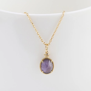 Elegante collana in argento S925 placcato oro 14K con ametista ovale e bordo perlato retro