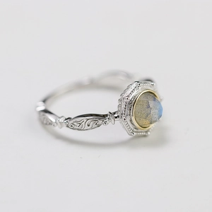 Vintage 925 sterling silver ring with labradorite gemstone and relief patterns