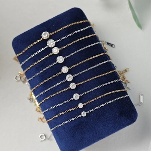 Vue macro de bracelets en argent sterling S925 avec moissanite sertie en clos