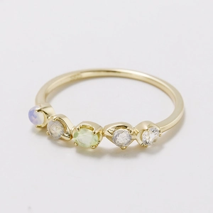 Anillo de lujo japonés en plata S925 con cinco gemas de colores sobre fondo blanco