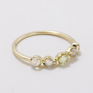 Anillo de oro de 18K para mujer con piedras de ópalo y labradorita en engaste de cinco garras