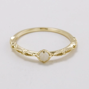 Vintage 925 silver gold plated ring with red garnet and ribbon lace detail