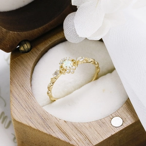 Detailaufnahme des S925 Silber vergoldeten Rings mit Opalstein und Vintage-Gravuren