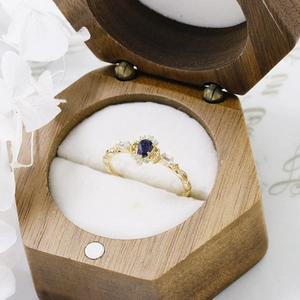 Makroaufnahme des S925 Silber Vintage Rings mit australischem Opal in Holzschatulle