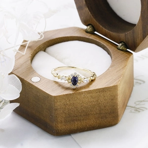 Nahaufnahme von S925 Silberring mit blauem Opal und Diamanten in einer Holzbox