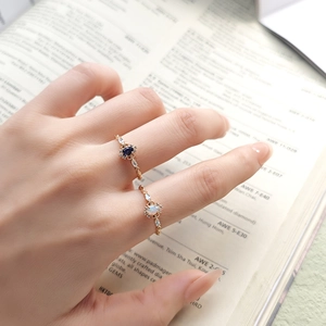 Nahaufnahme der Vintage S925 Silberringe mit australischem Opal und blauem Saphir Edelstein