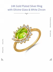 Dettaglio macro del marchio S925 su anello in argento dorato con quarzo verde bosco