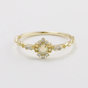 Exquisiter S925 Silberring mit Opal Edelstein und Zirkonia Akzenten im Vintage Stil