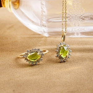 Dettaglio set gioielli argento S925 placcato oro con quarzo verde e taglio marquise