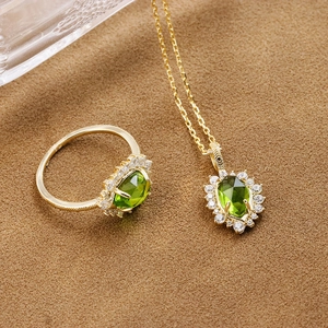 Set gioielli vintage in oro con pietra preziosa verde oliva ovale e anello con aureola