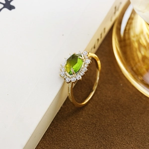 Anello in argento S925 dorato con quarzo verde ovale e cornice in zirconi bianchi